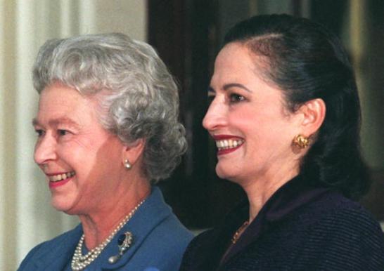 Britain's Queen Elizabeth II (left) with Senora Ni